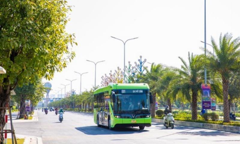 Hanh khach dang ngoi thoai mai va su dung tien ich tren xe buyt dien Vinfast E03